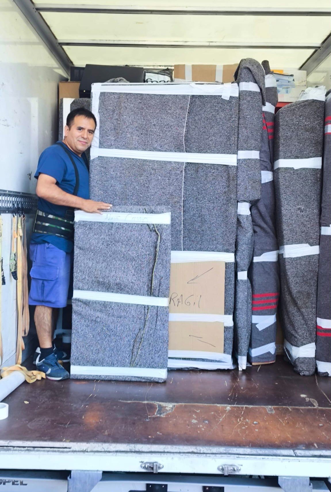 Equipo de mudanzas trabajando